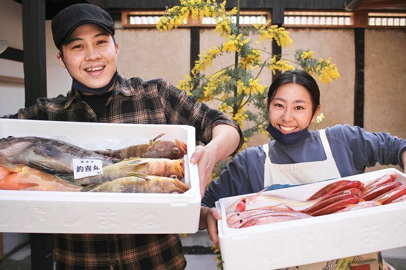 最近WATOWAキッチンのシェフをつとめた食堂アメイルの2人は、埼玉から。温泉津の新鮮な魚を用いた料理を提供。（撮影：OMI FUKA）