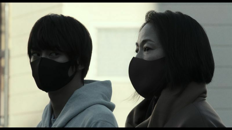 映画『親密な他人』はコロナ禍で撮影された。登場人物もマスクをつけている。