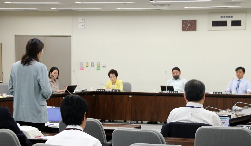 杉並区議会の区民生活委員会で、議員たちの質問に答える岸本聡子区長（左）（撮影・亀松太郎）