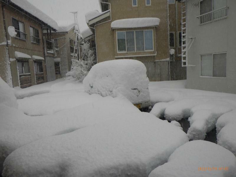 2022年12月19日の長岡市の大雪　消雪パイプが設置してあるにもかかわらず、雪に埋まる（筆者撮影作成）