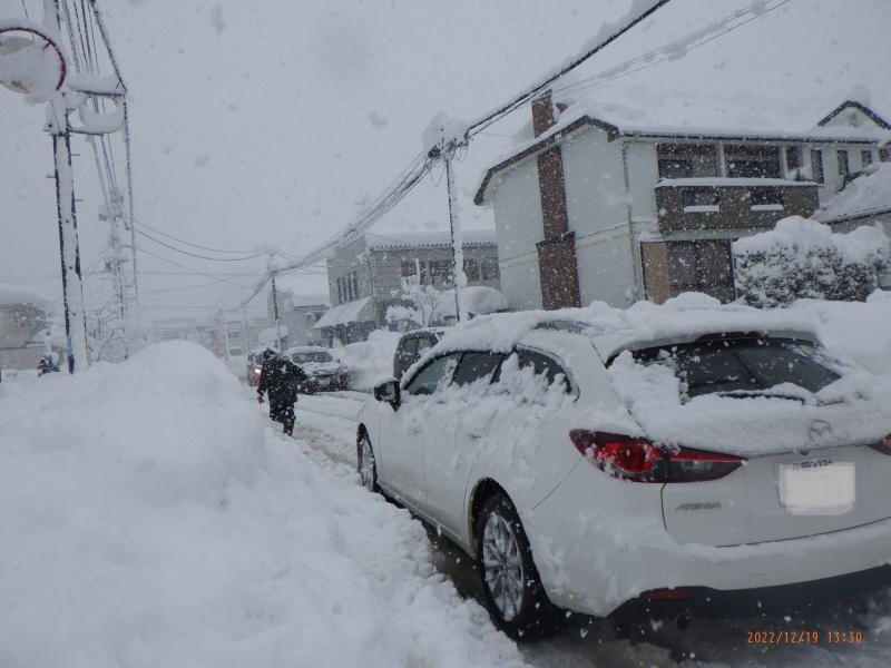 道路を埋める雪とスタックした車による渋滞の連鎖（筆者撮影作成）