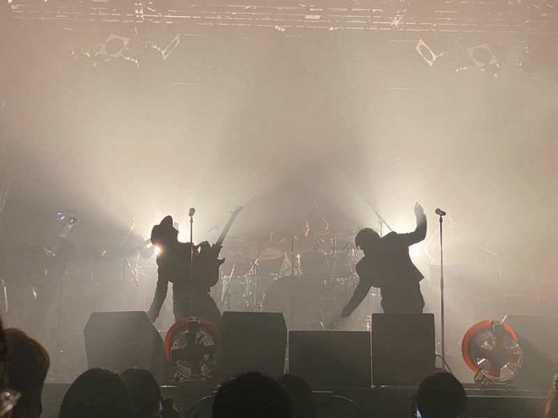 ステージ上の動きから演出までそっくりだ(筆者撮影)
