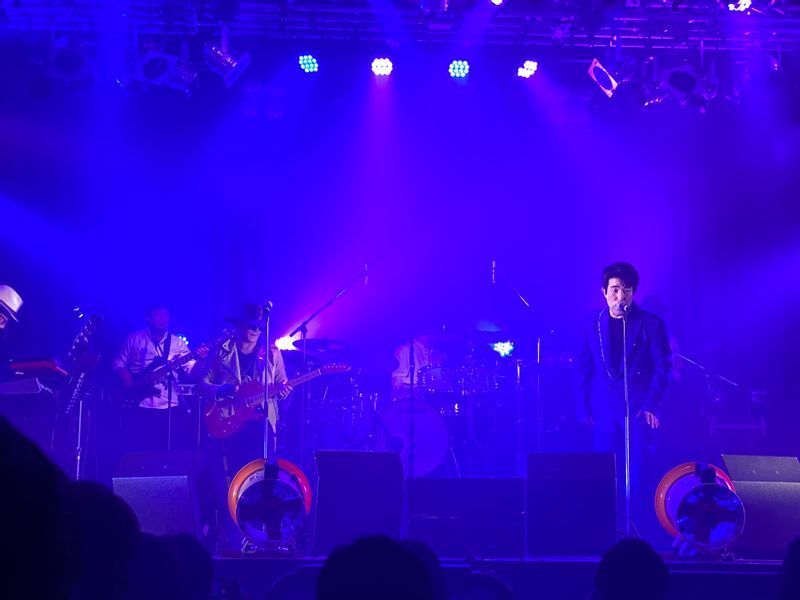 立ち姿も本物に見える2人(筆者撮影)