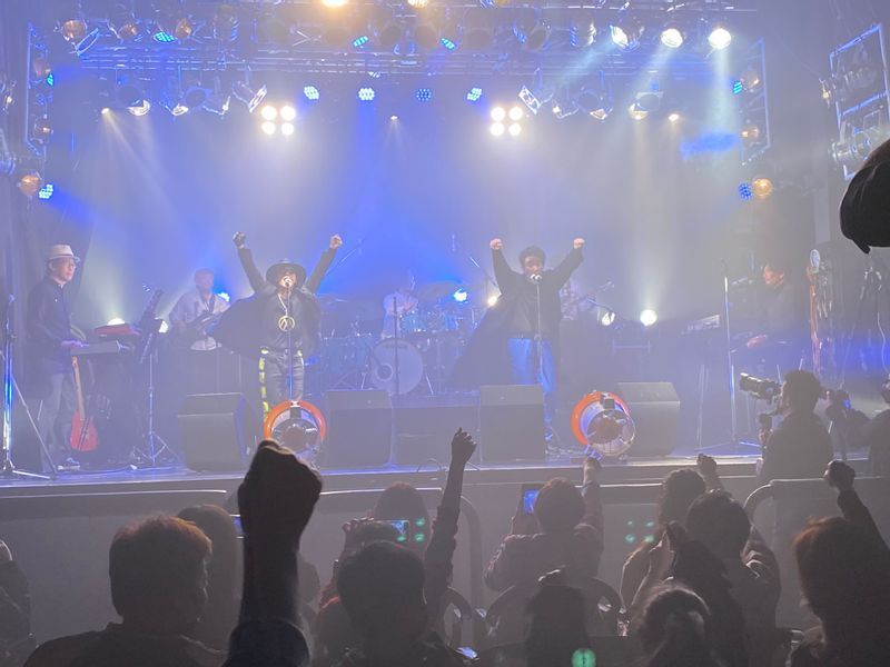 「YAH YAH YAH」で盛り上がるライブ会場(筆者撮影)