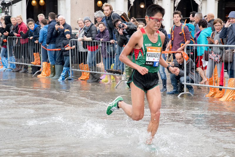 川内選手もずぶ濡れのまま走り抜けたベネチアマラソン2018　（写真：ZUMA Press/アフロ）