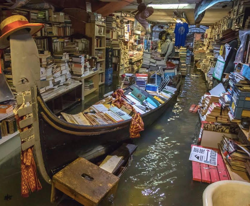 スーパー高潮で水浸しになったアクア・アルタ（高潮）書店  2018年10月29日（写真：リーノ・フリッツオ）
