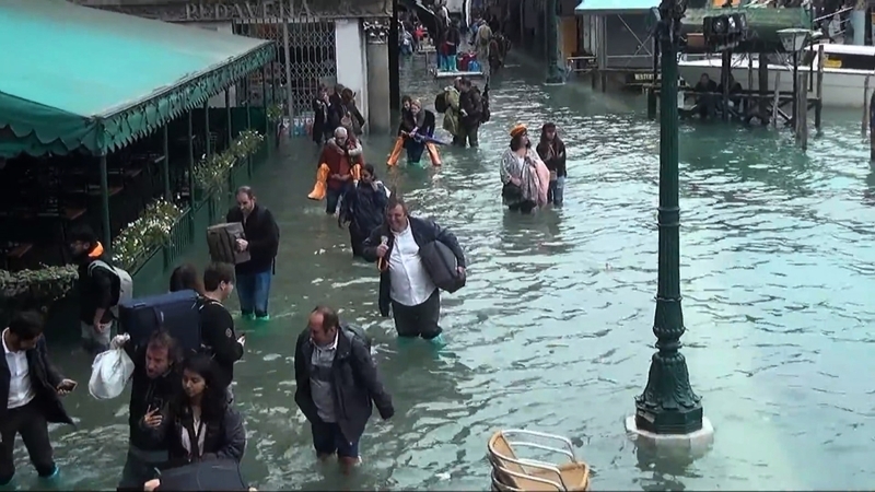 観光名所のリアルト橋近くは、大運河と道路との境目がわからないほど浸水（写真：ホライズン）