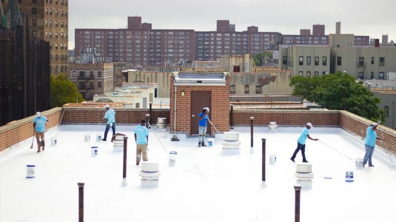 NYC CoolRoofsは、年間92000平方mでの施工を目標に、不動産所有者、コミュニティ、人材育成組織、ボランティアなどを巻き込んで展開している。（提供：NYC CoolRoofs）