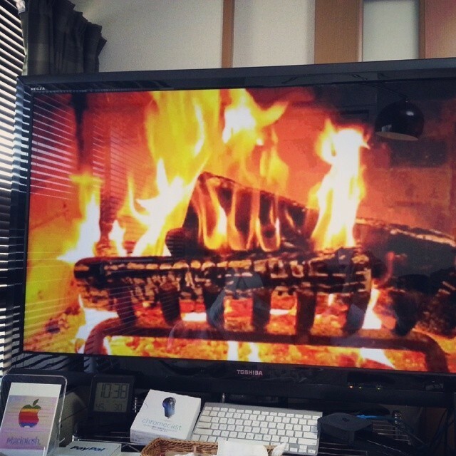 薄型テレビに暖炉映像と音が流れると暖炉に見えてくるから不思議だ