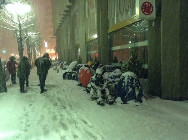 札幌でのアップルストアの初売りに並ぶ行列