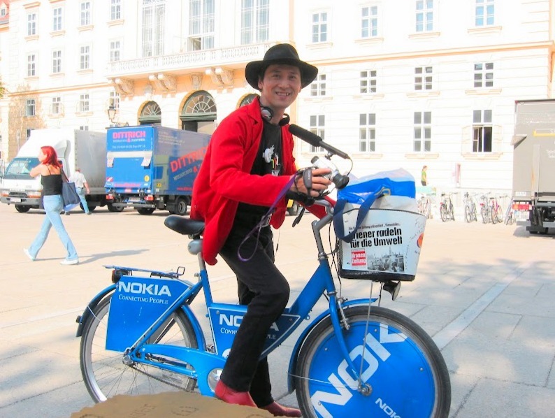 広告の入った自転車。外国人が街で宣伝するウィーンにて
