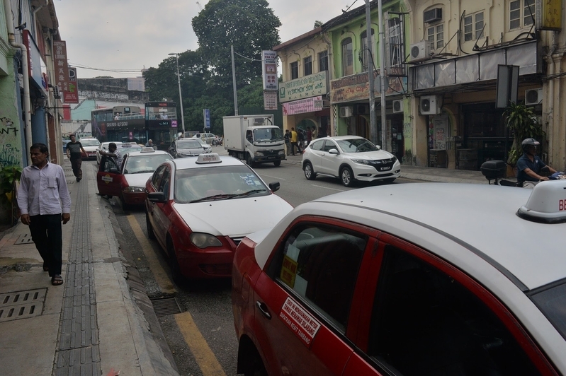 マレーシアの客待ちをしながらだべるタクシー運転手　出典:筆者