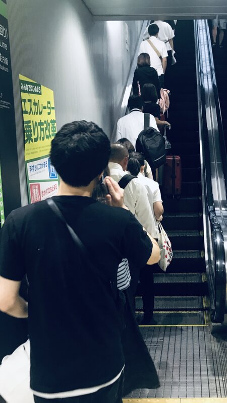 エスカレーター乗り方改革のポスターの前で左側に行列する人たち JR東京駅 出典:筆者