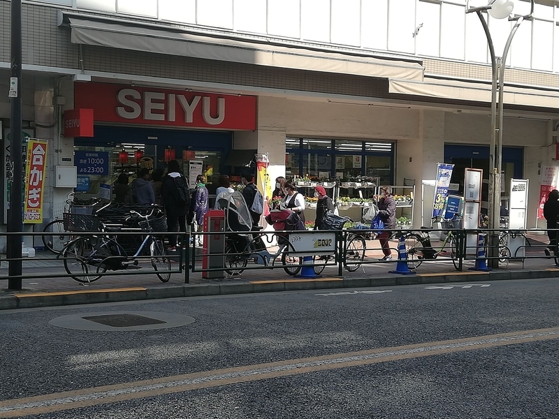 3月26日(木)小池会見の翌朝、西友高田馬場の開店に並ぶ人々 出典:筆者