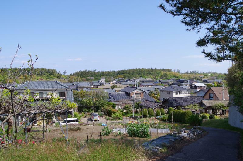 213世帯521名（令和5年5月末新潟市住民基本台帳人口）が住む角田浜地区。（筆者撮影）