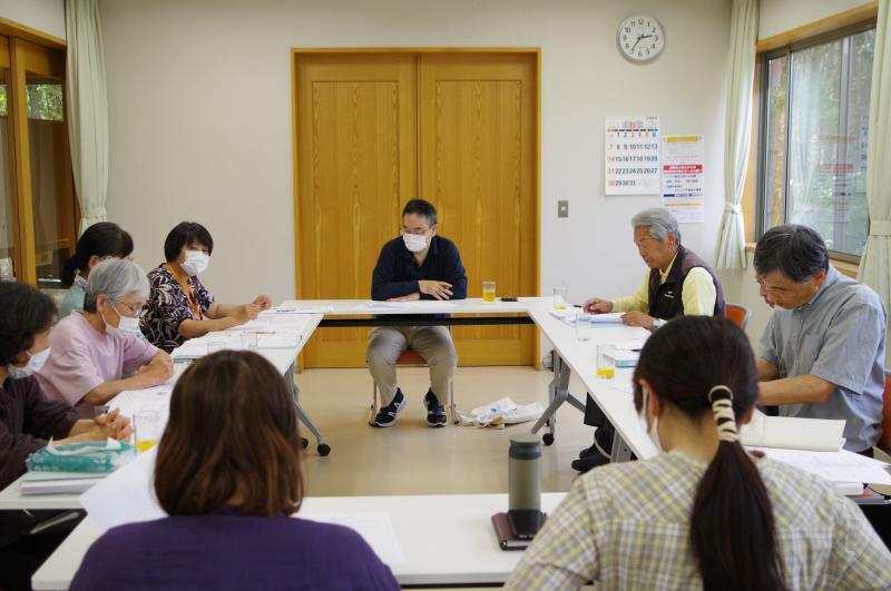 支え合いの会では毎月会議を実施。毎回、地域の実情を交えた雑談で笑い声が絶えない。（筆者撮影）