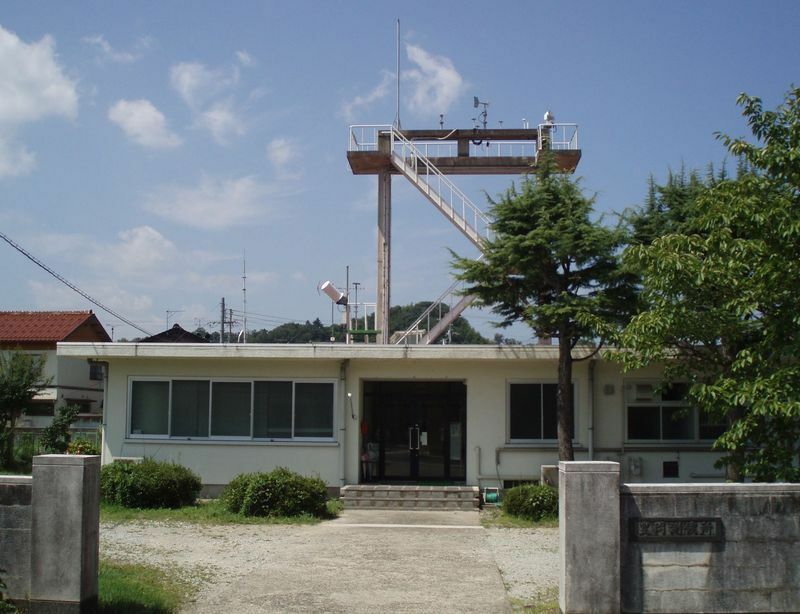 無人化される直前の豊岡測候所（兵庫県）。２００７年に撮影。