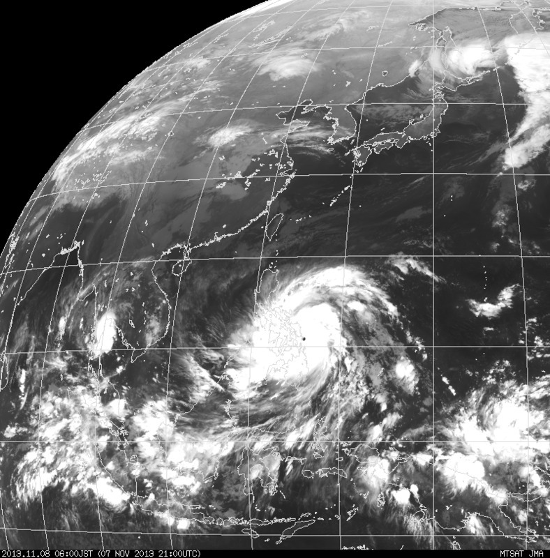 ８日６時の衛星画像。台風第３０号は眼が明瞭で強い勢力と分かる。（気象庁HPより）