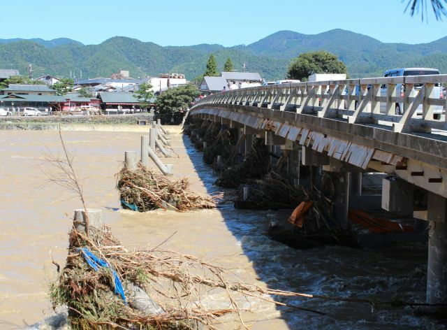 水害翌日9月17日朝の京都・嵐山渡月橋。水位は下がったが桂川はまだ濁流だった。