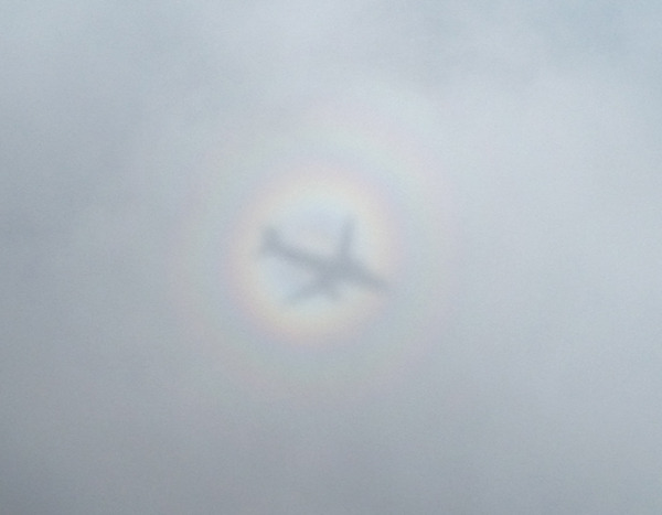 光輪、2013.7.20関空～仙台の飛行機内にて。鮮明な機影と光輪が現れました。