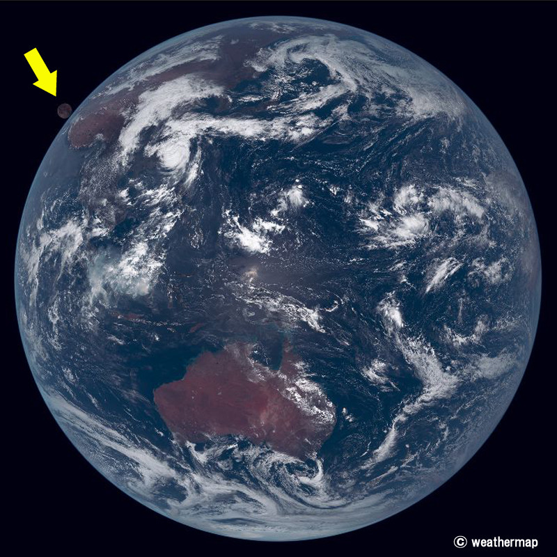 ひまわり8号が撮影した地球と月（9月29日12時・可視3バンドカラー合成画像）。