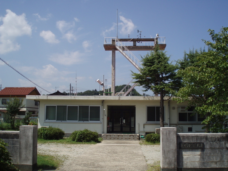 2007年10月に無人化された豊岡測候所（兵庫県・2007年8月に筆者撮影）。