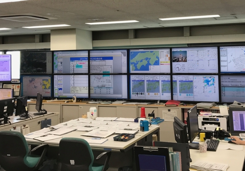 大阪管区気象台・現業室（2017年3月、筆者撮影）。大阪管区気象台は、大阪府の府県予報を担当するとともに、近畿地方の「地方中枢」として同地方の予報などを統括している。