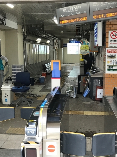 2017年10月の台風第21号により浸水の被害を受けたJR浅香駅。この台風の襲来は衆院選と重なってしまった。（筆者撮影）