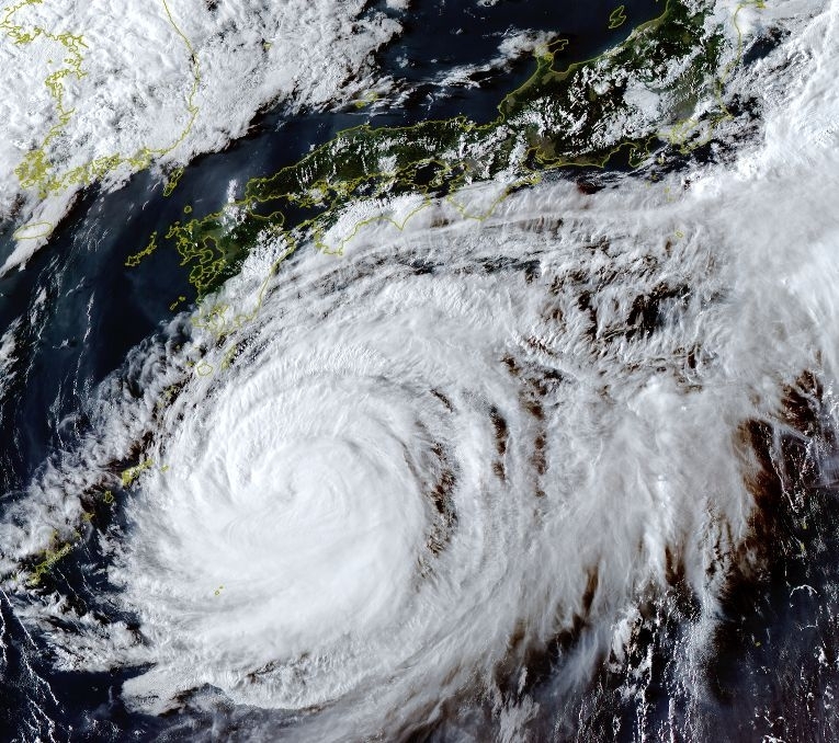 2018年台風第21号（2018年9月3日17時の気象衛星画像）。この台風は、25年ぶりに非常に強い勢力で日本に上陸し、記録的な台風となった。