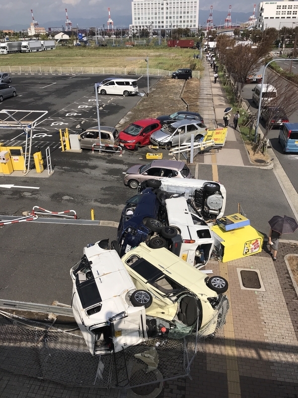 台風第21号で自動車が転覆した大阪市住之江区の現場。（2018年9月5日・筆者撮影）