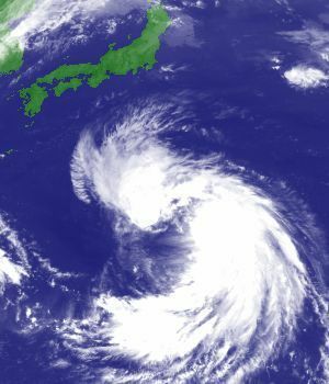 台風18号の雲（13日13時）