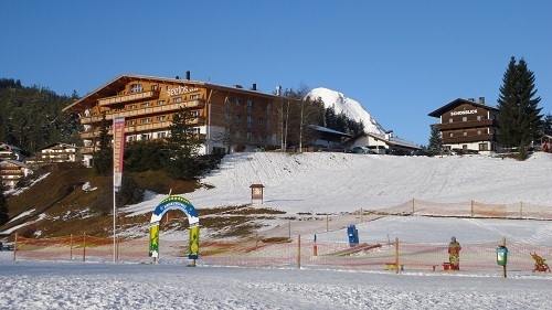 雪の少ないスキー場、ゲレンデの一部で地面が露出（オーストリア）