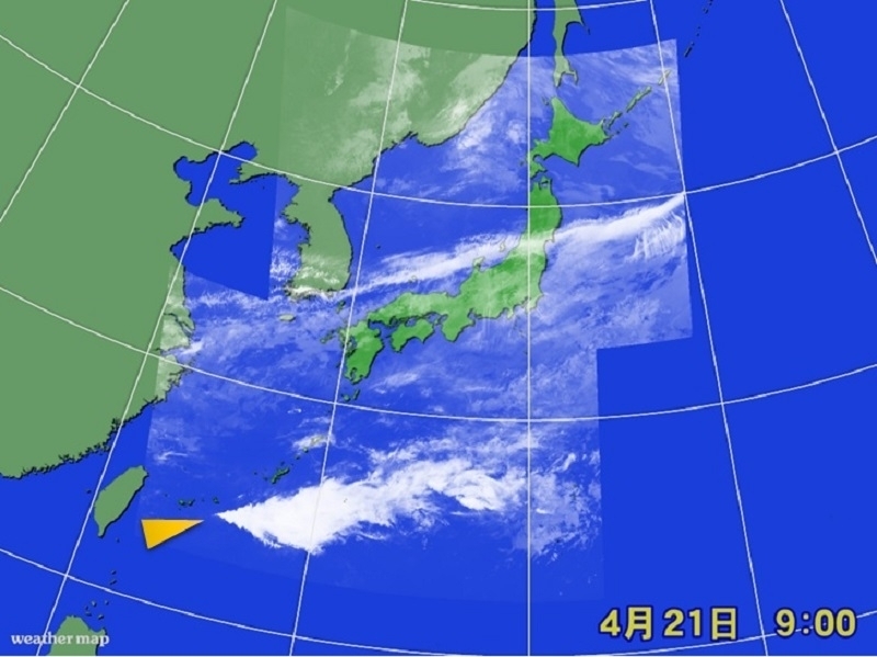 沖縄の南に発生した「にんじん状雲」（黄三角，2017年4月21日午前9時）