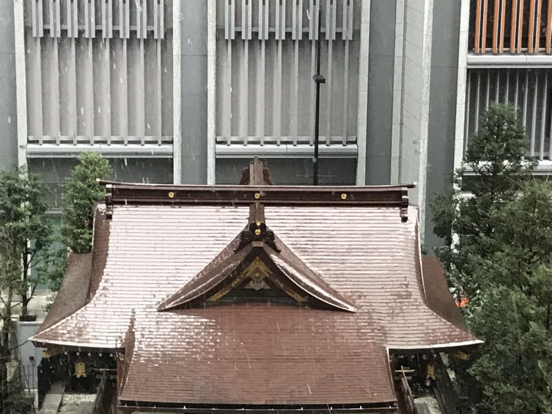 東京都心も雨から雪に変わる（14日午後2時過ぎ、東京都中央区）