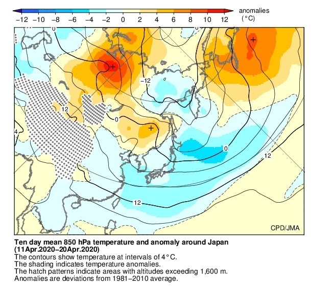【4月中旬】上空約1,500メートル付近の気温を平年と比べた図。寒色は気温が平年より低く、暖色は平年より高い。図の中央に日本列島がある。（気象庁ホームページより）