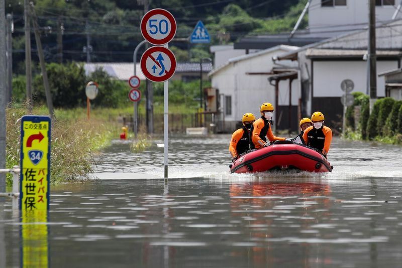 佐賀県武雄市では8月14日朝、六角川が氾濫し、広範囲が水に浸かる