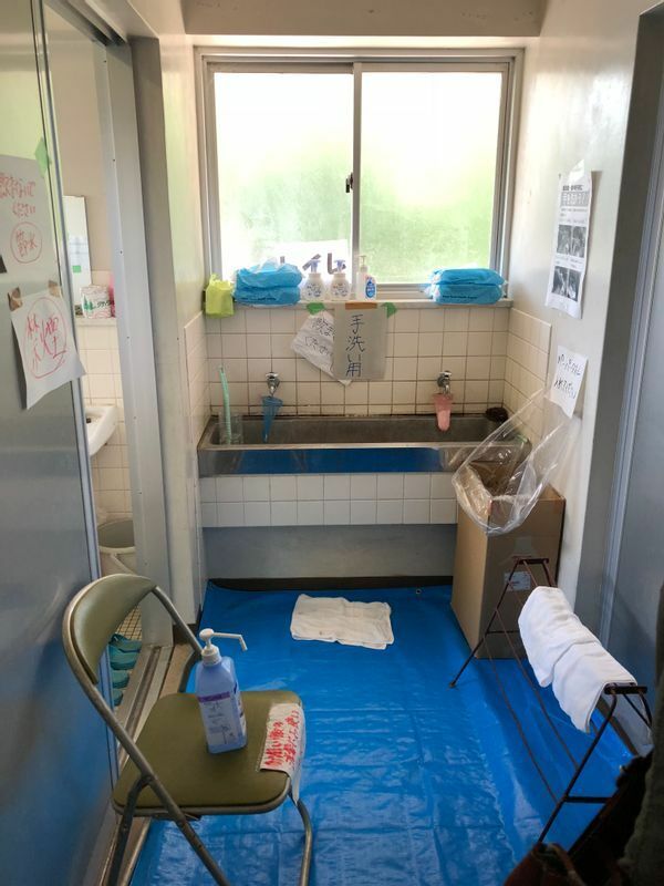 岡田小学校避難所のトイレ（撮影：NPO法人日本トイレ研究所）