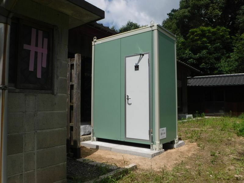 熊野神社に設置した「快適トイレ」（写真：国土交通省高梁川・小田川緊急治水対策河川事務所）