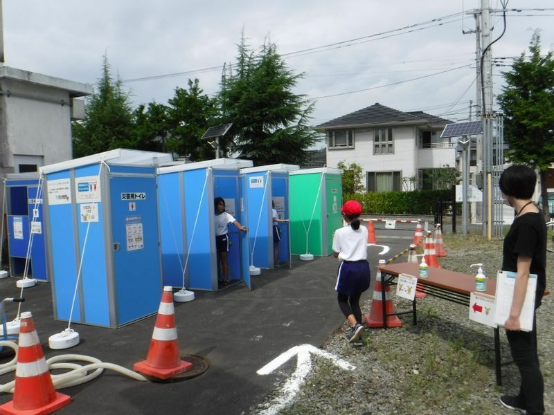 小学校でのマンホールトイレの取り組み（写真：東松島市）