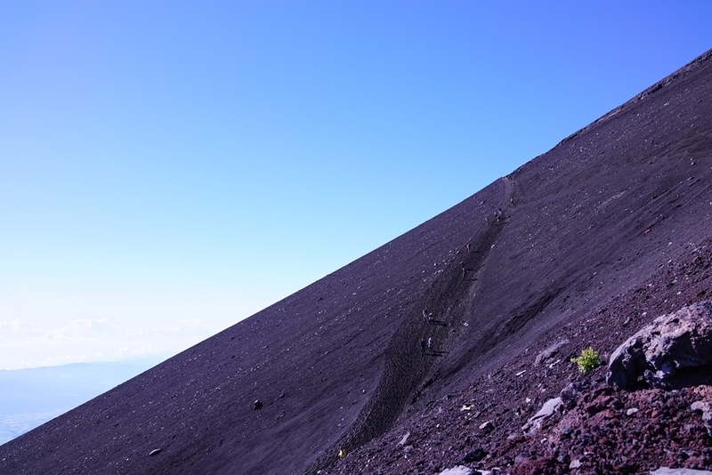 ７合目を過ぎて登るにしたがい傾斜を増す富士山