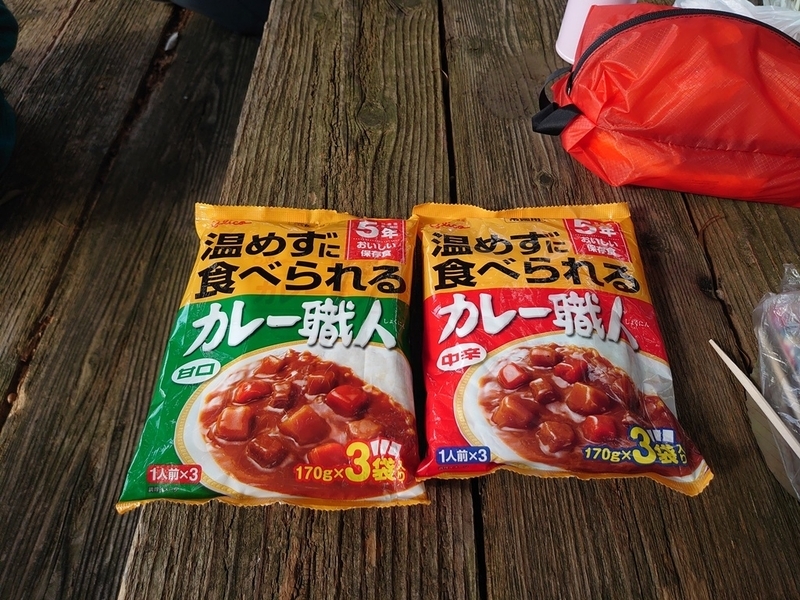 温めなくても美味しいと評判のレトルトカレーも。