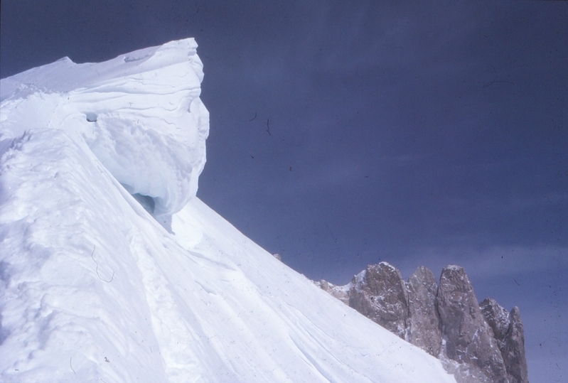 １９８５年パキスタンガッシャーブルム２峰８０３５メートル頂上直下の雪庇。巨大氷河をかかえるヒマラヤも日本の北アルプスも同じ「天から降る雪」です。