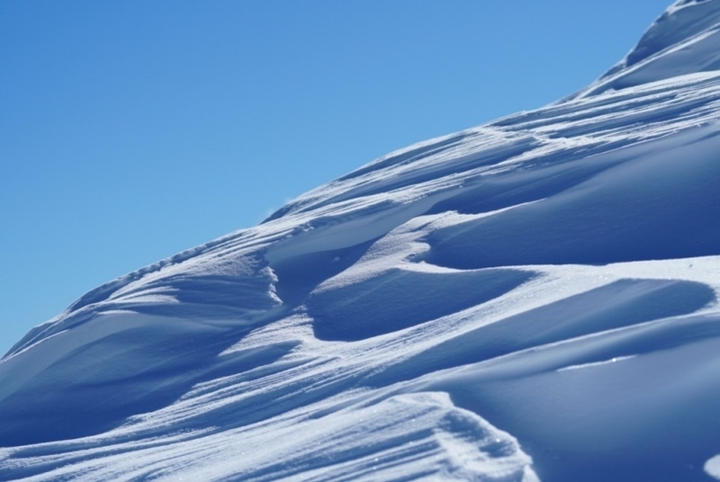 雪粒は風によって風下に移動するとき、雪面を削り様々な造形を生み出します。
