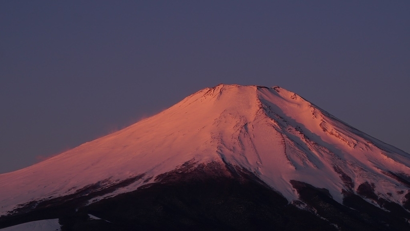 朝、茜に染まる富士山