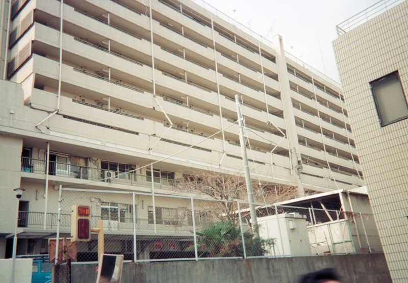 １９９５年阪神淡路大震災、座屈したフロアのマンション。多くの犠牲はありましたが耐震基準が強化され、現在の住居は安全性が強化されました。