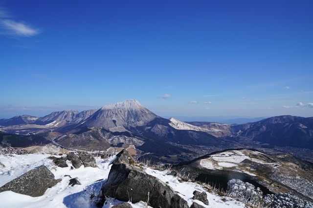 樹氷と積雪で化粧をした北九州の峰　福万山から。