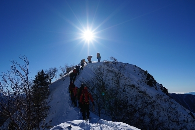 冬の季節風が肌を刺すアルプスの雪山、晴れれば絶景、荒れれば下山するしかない厳しい世界。