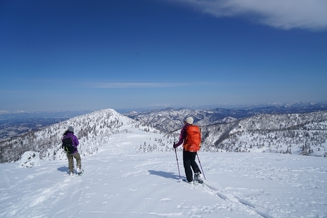 森吉山スノートレッキング、たおやかな山並みは優しく見えますが、天候が悪化すれば、強風を避けることもできず、方向感覚もなくなる領域です。