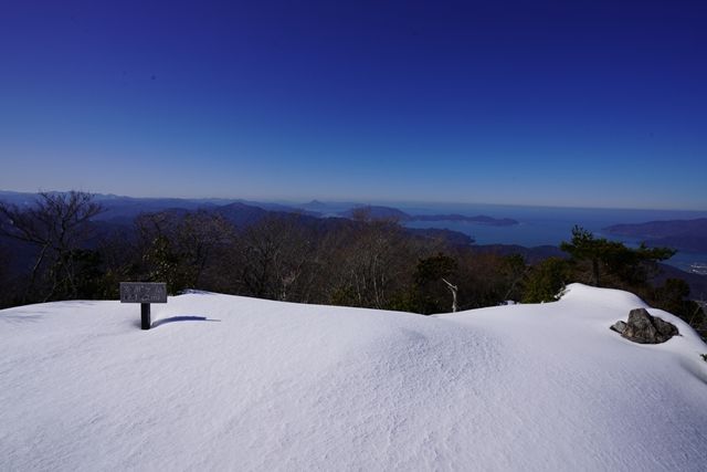 日本海を間近に望む福井の雪山。