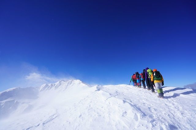 雪は強風によって舞い上がり「雪煙」となります。